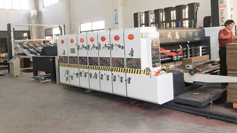 矿泉水生产线上的双剑合璧：贴标机与套标机的区别解析
